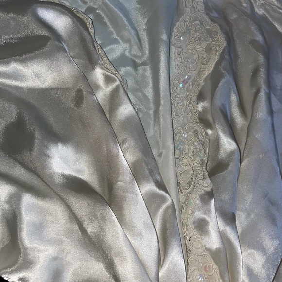 Victoria’s Secret Satin Polyester Robe - Picture 2 of 4